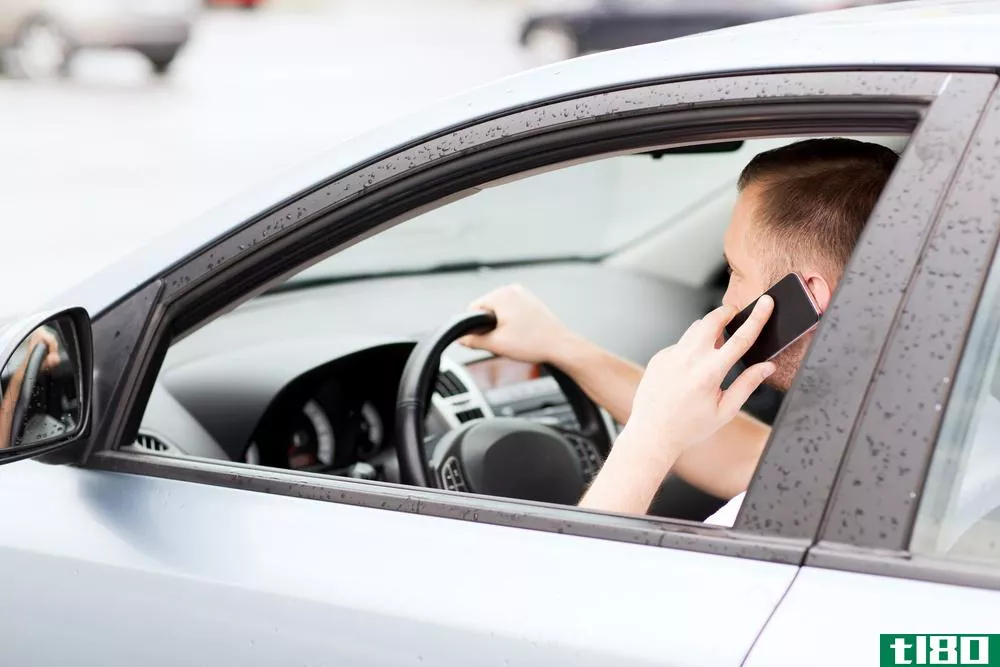 佛罗里达州一名男子开车四处兜风，做了两年的手机干扰义务警员