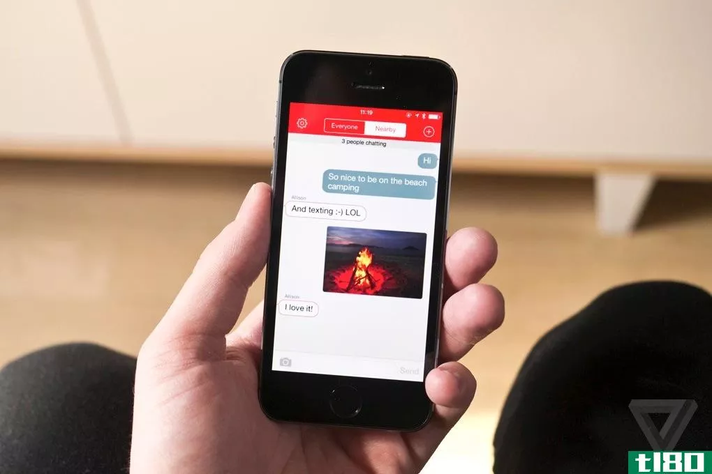 firechat可以让你给朋友发短信，即使没有信号