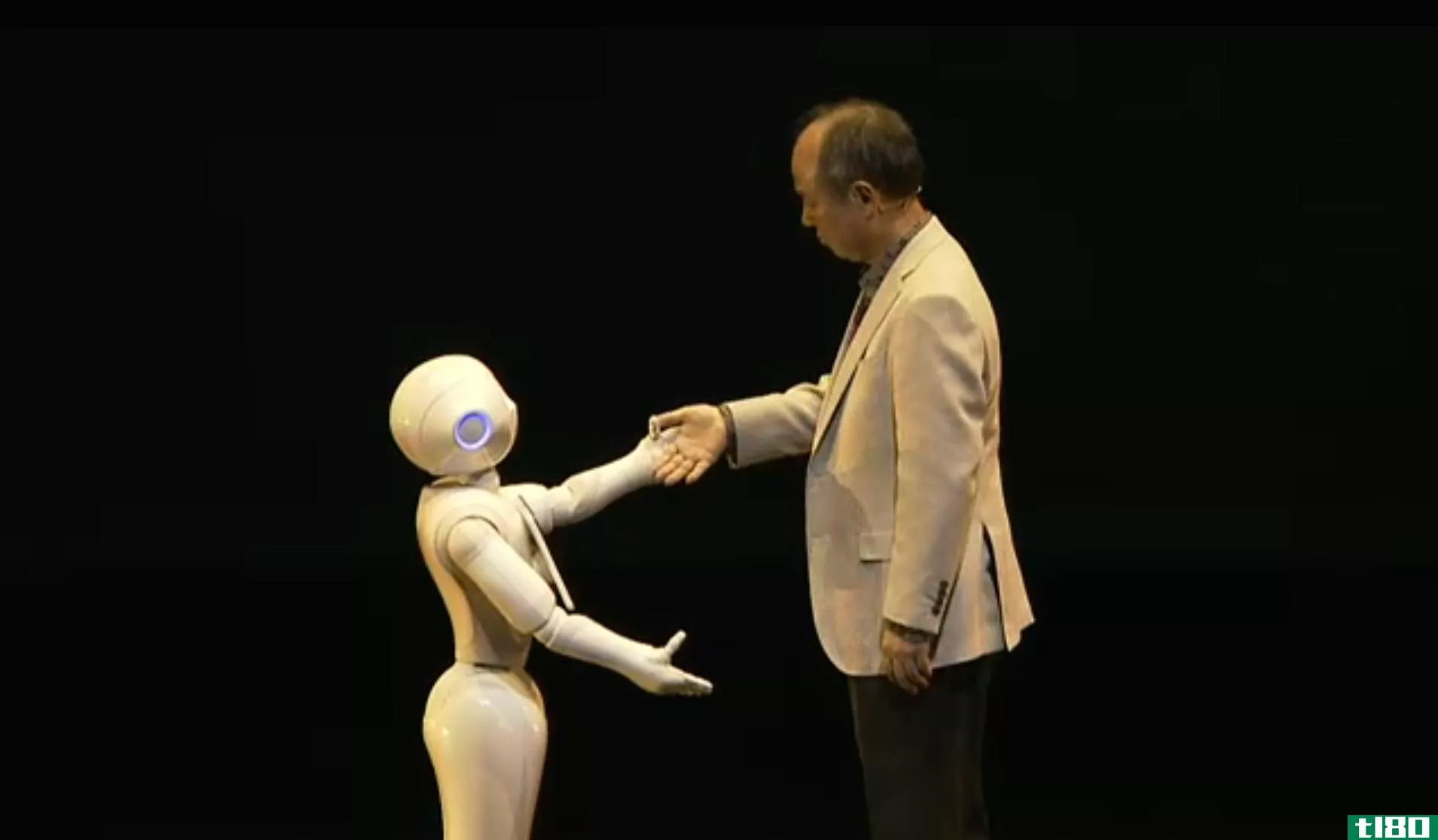 软银宣布推出情感机器人，为商店提供员工服务，照看宝宝