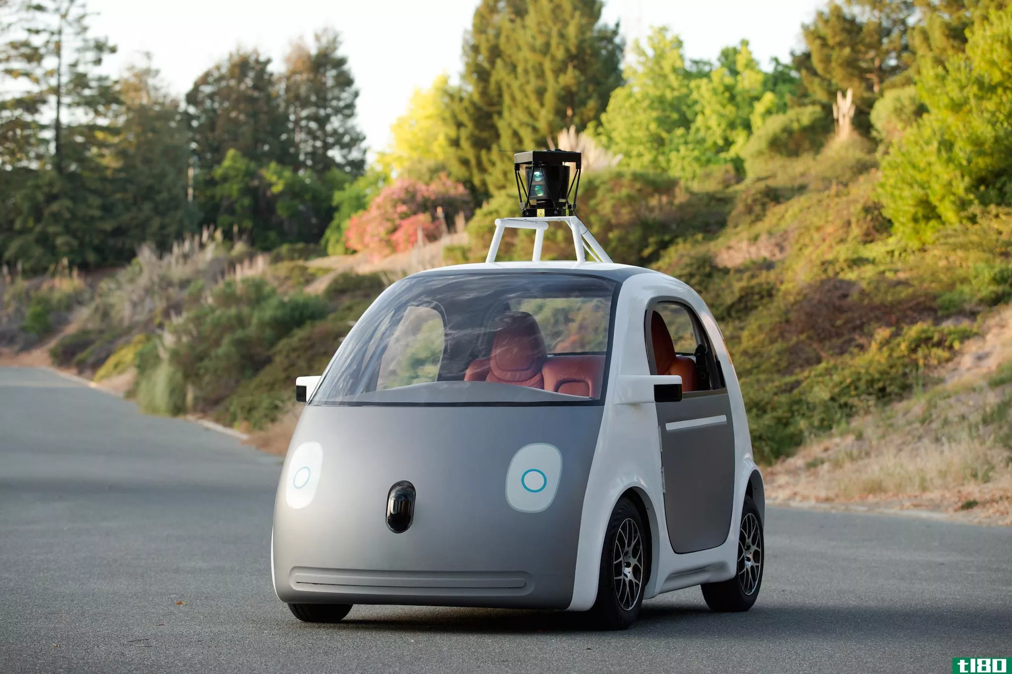 谷歌制造了一款自动驾驶汽车，而且它没有方向盘