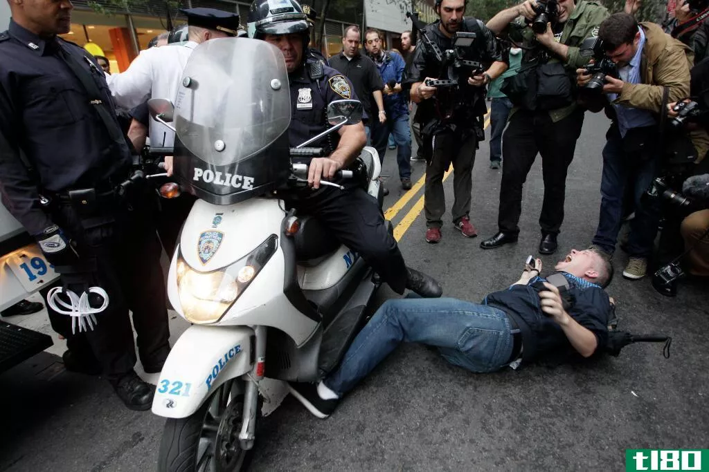 纽约警察局的推特照片竞赛结果适得其反，图片显示的是咄咄逼人的警察队伍