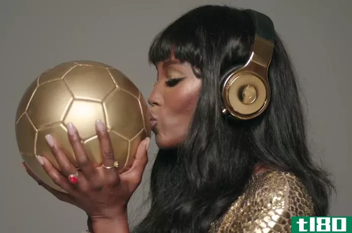 beats正在给德国世界杯冠军队赠送金色耳机
