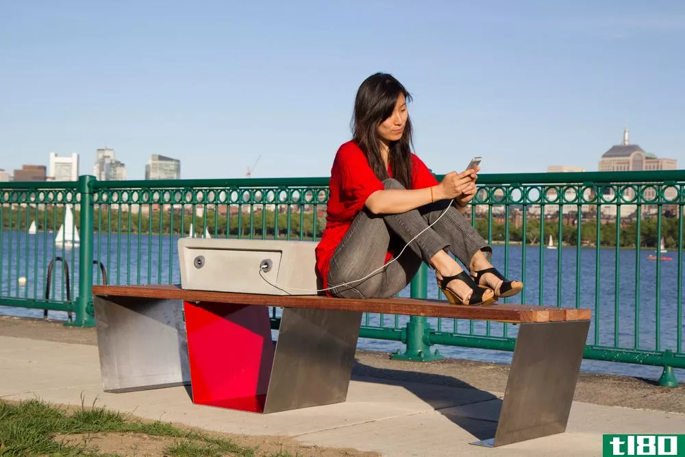 波士顿的太阳能长椅可以给你的手机充电
