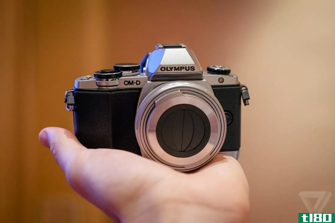 奥林巴斯的e-m10无镜相机缩小了尺寸和价格的溢价