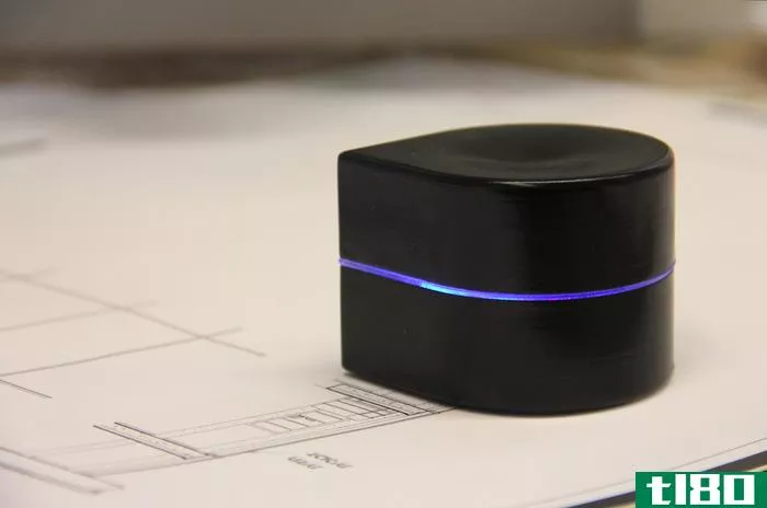 这个微型机器人打印机在一张纸上滚动