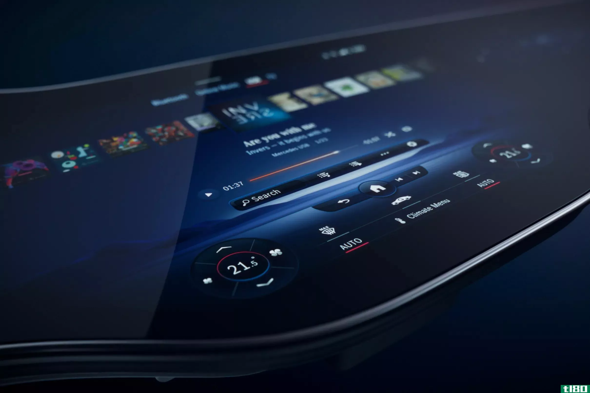 梅赛德斯-奔驰推出了绝对庞大的56英寸“超屏幕”显示屏