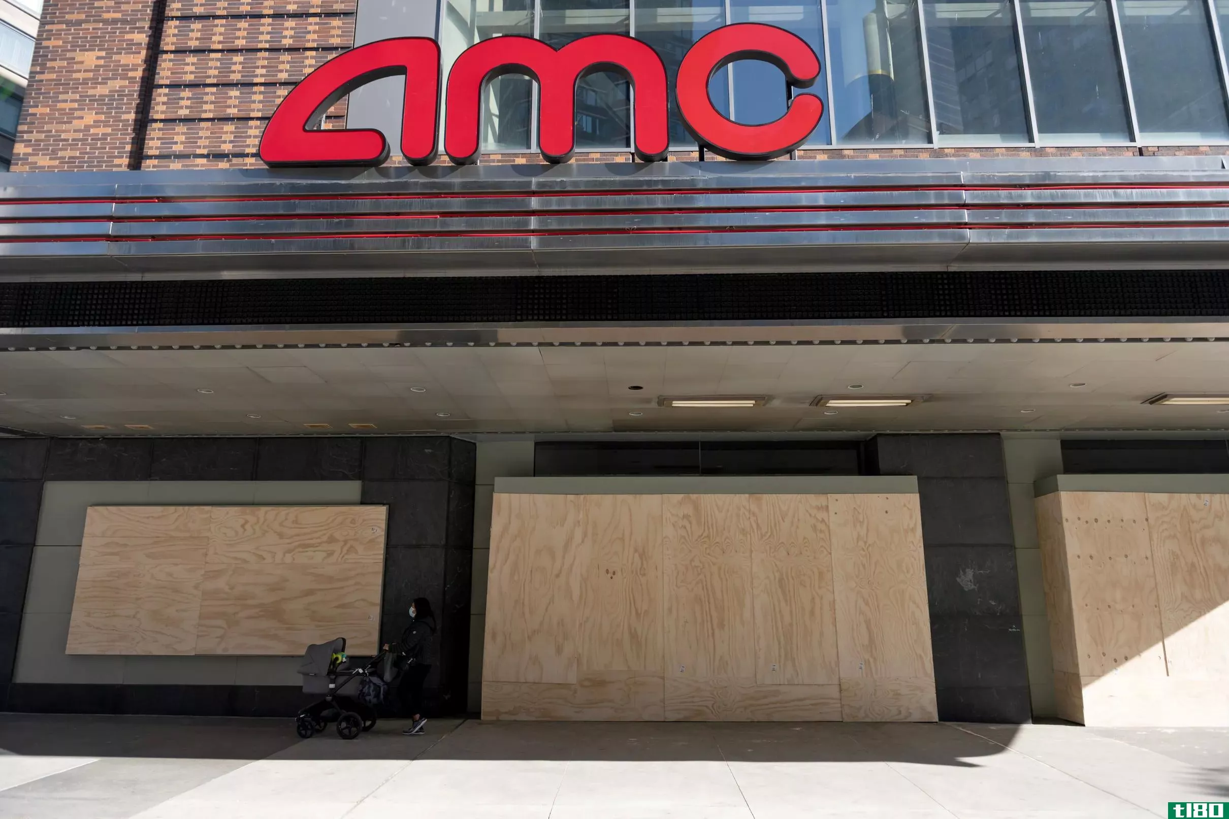 amc剧院及时阻止破产，因为制片厂再次推迟他们的电影放映