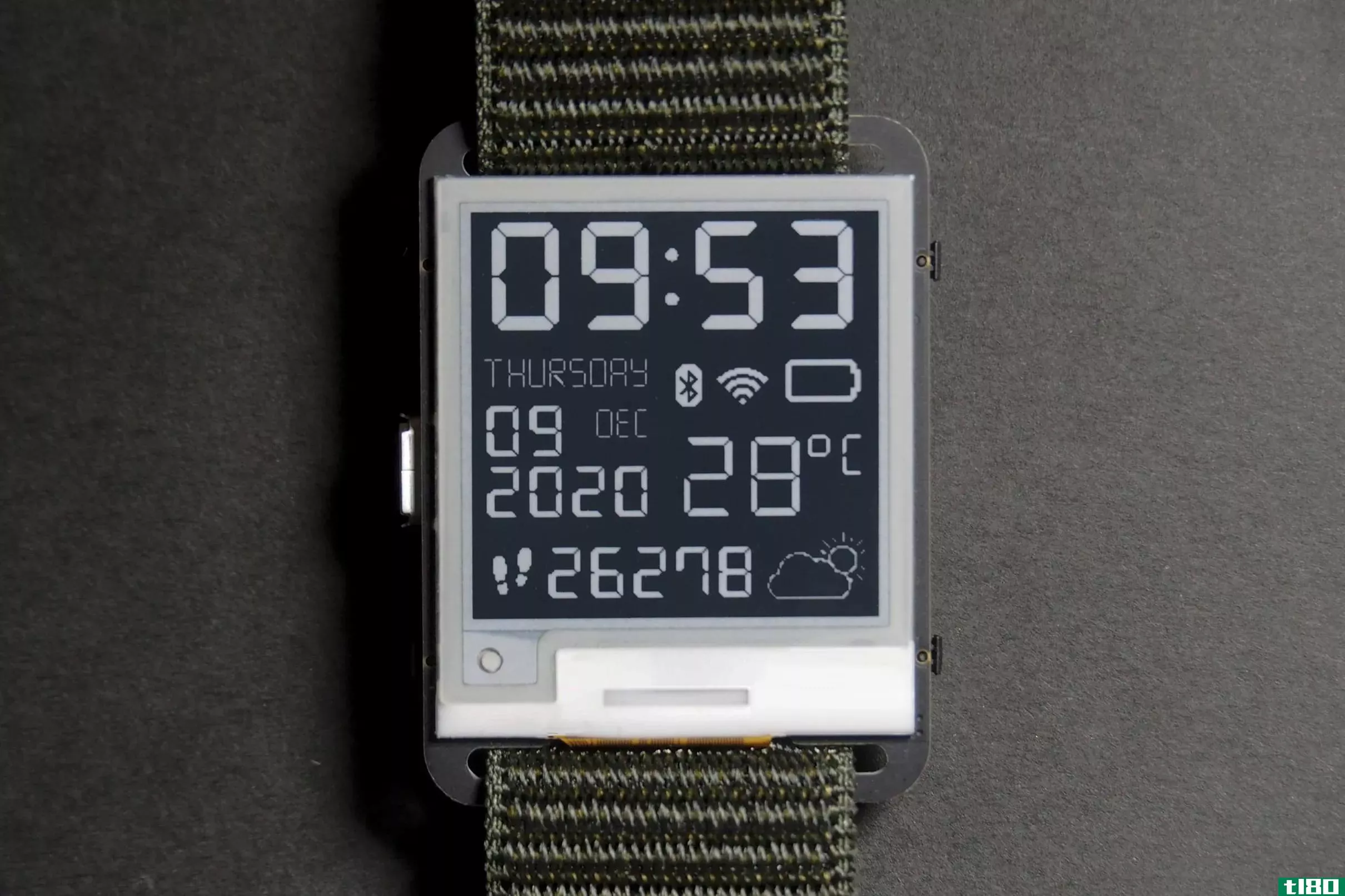 用这个价值50美元的开源软件包组装你自己的电子纸智能手表