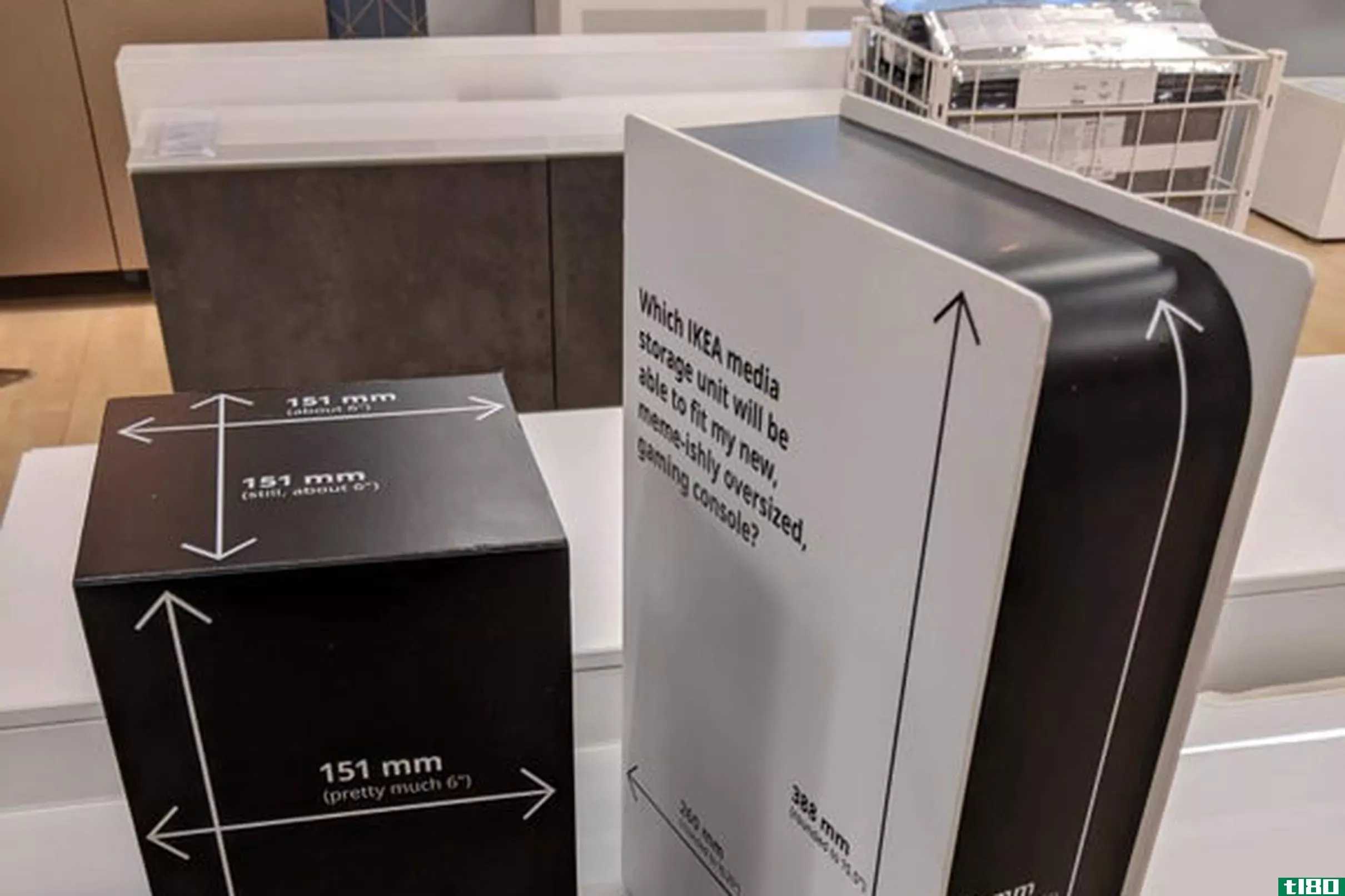 ps5和xbox x系列太大了，宜家商店里有模拟控制台来帮你买媒体柜