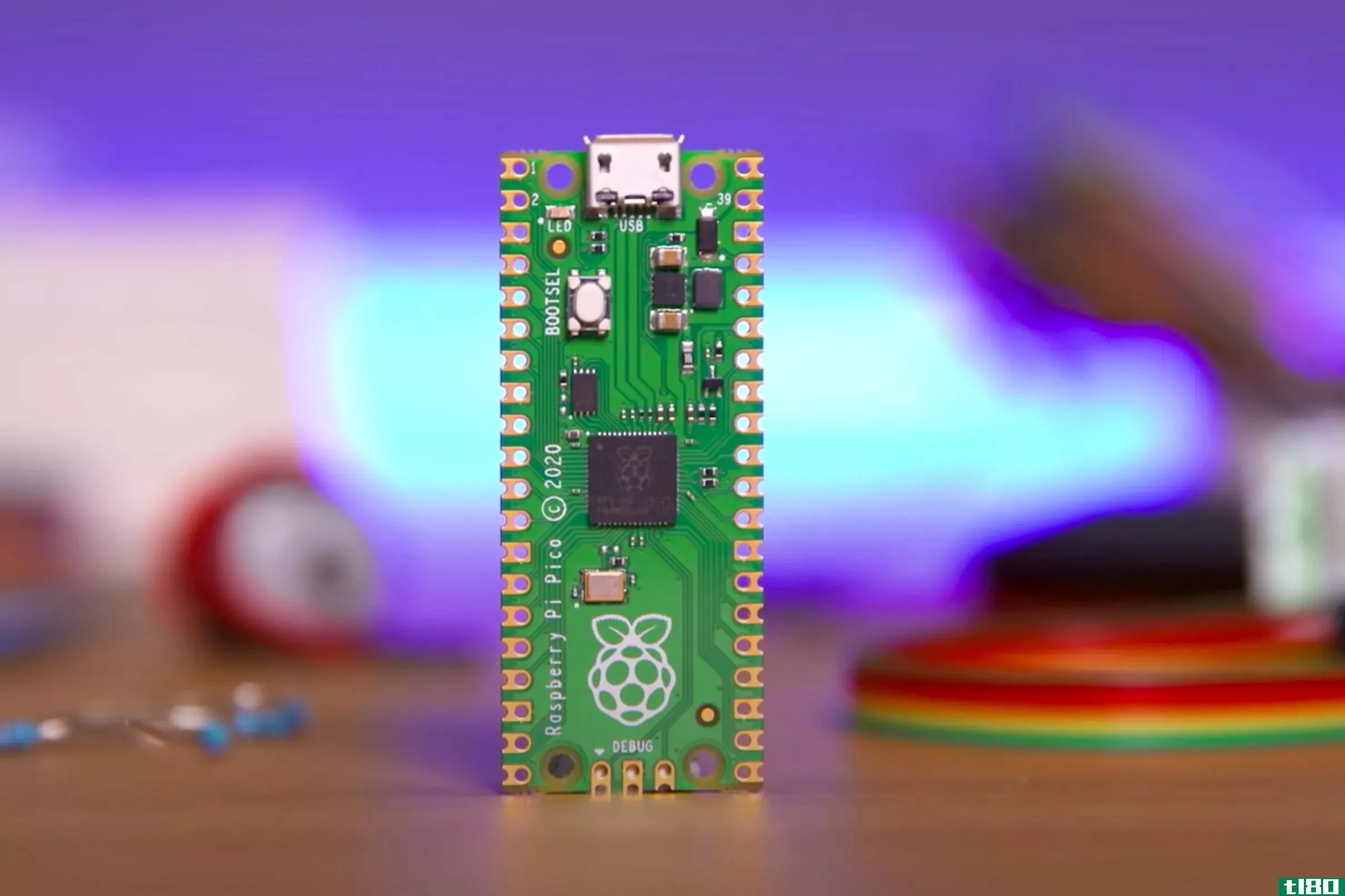 raspberry pi pico是一款售价4美元的微型微控制器，使用的是公司自己的芯片