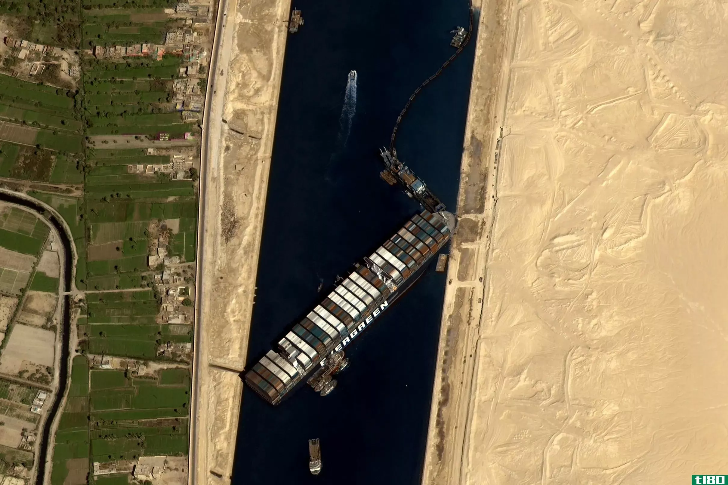 这个微软的飞行模拟模型的特点是货船卡在苏伊士运河