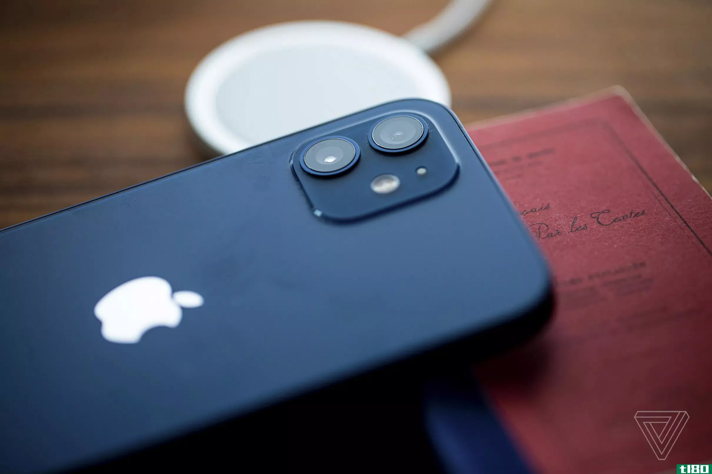 据报道，苹果正在制作可折叠iphone屏幕的原型