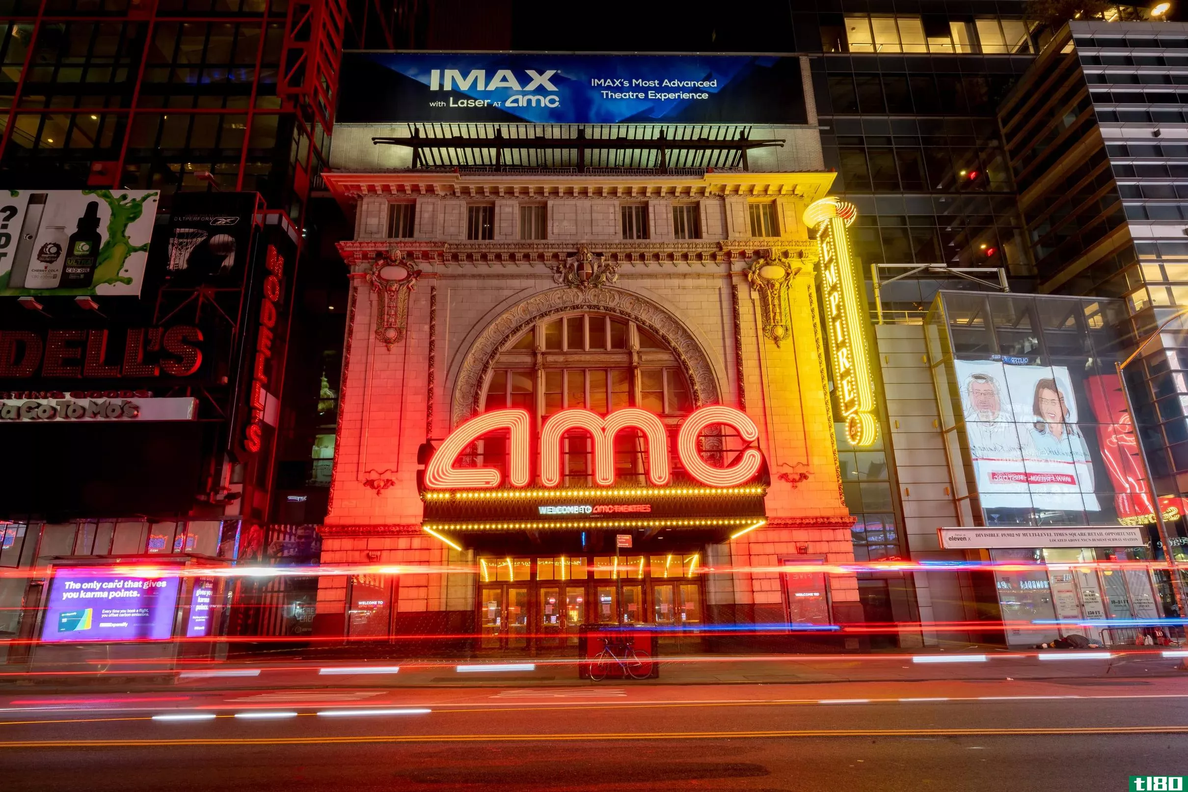由于影院仍然空置，amc的收入锐减超过90%