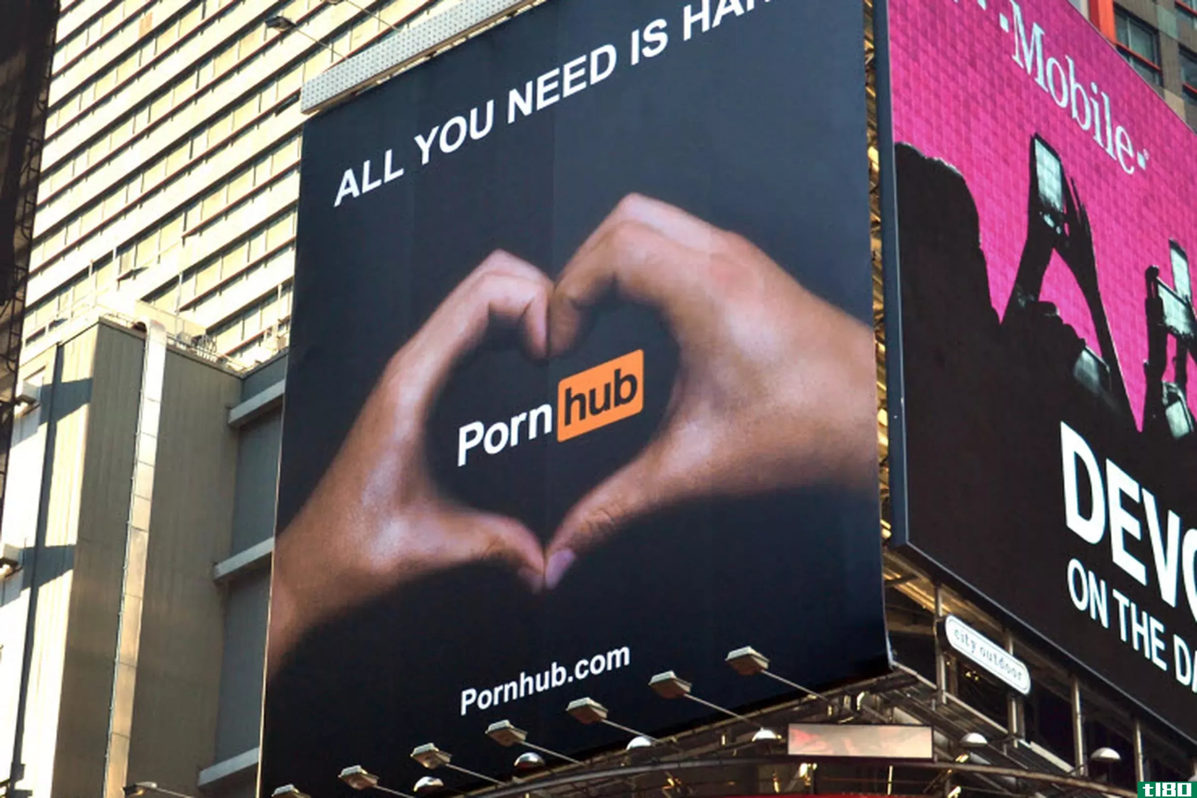 《纽约时报》曝光后，pornhub限制上传并禁止下载