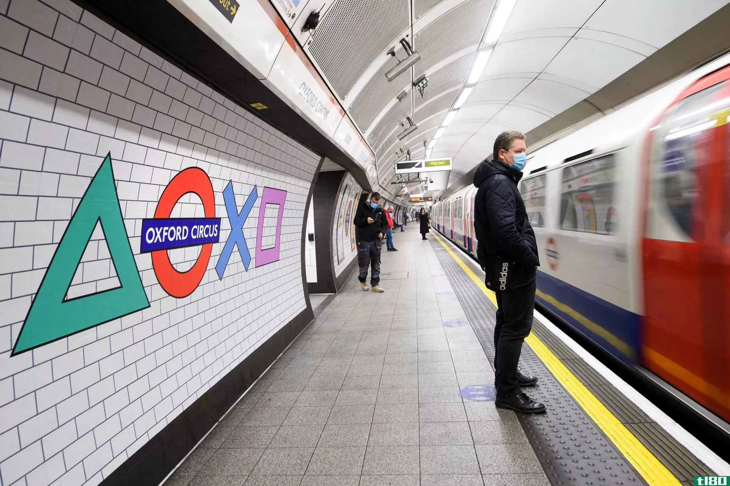 索尼标志性的playstation外形接管伦敦地铁站，推出英国ps5