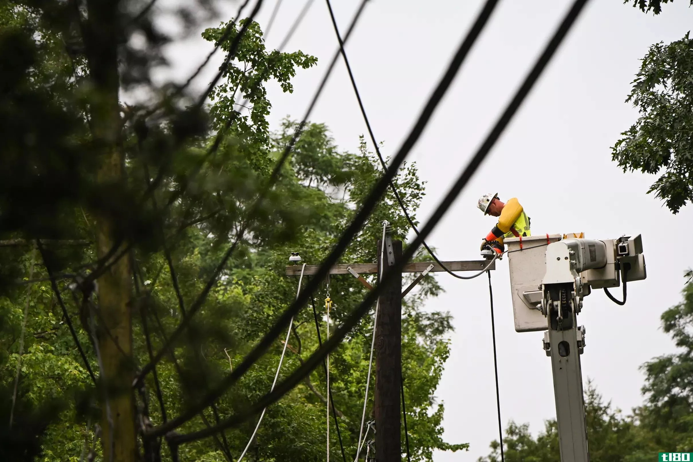 热带风暴伊萨亚斯之后的电力中断是对公用事业的警告