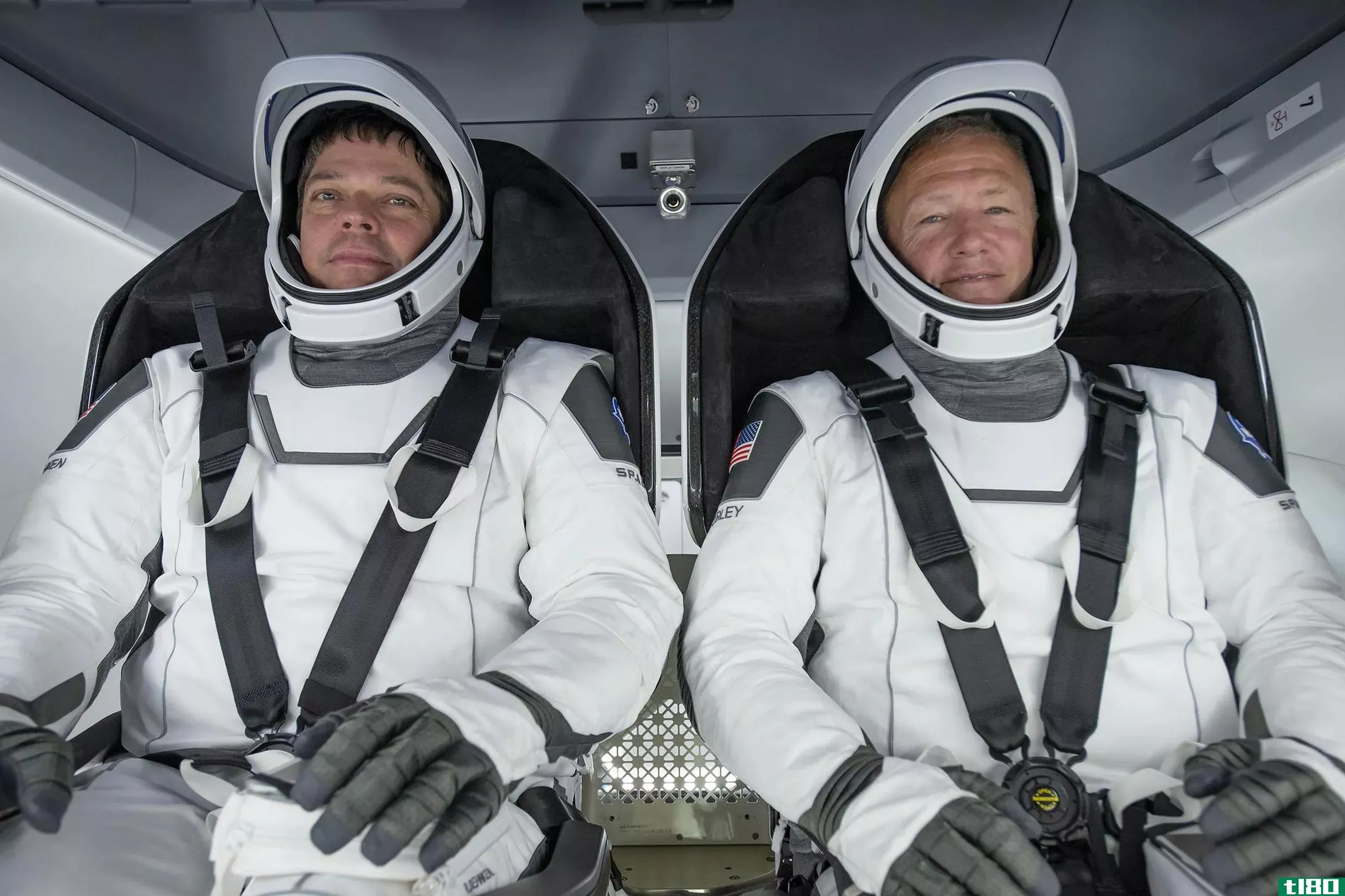 8月2日，美国国家航空航天局宇航员乘坐太空龙号返回地球