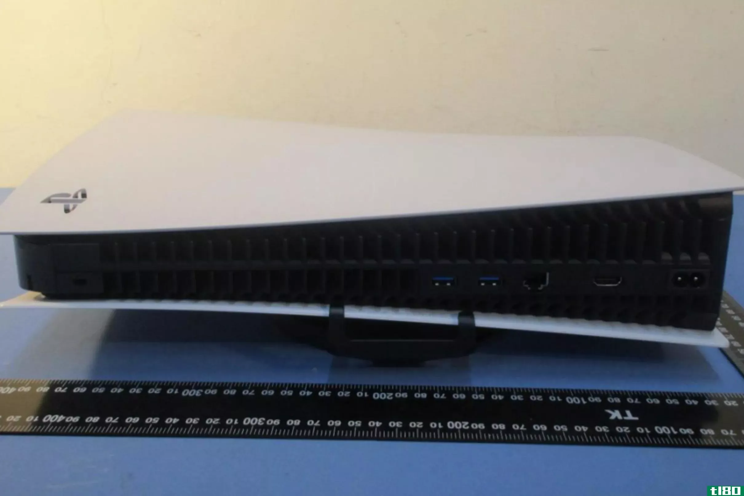 第一张ps5照片展示了索尼下一代游戏机的真正规模