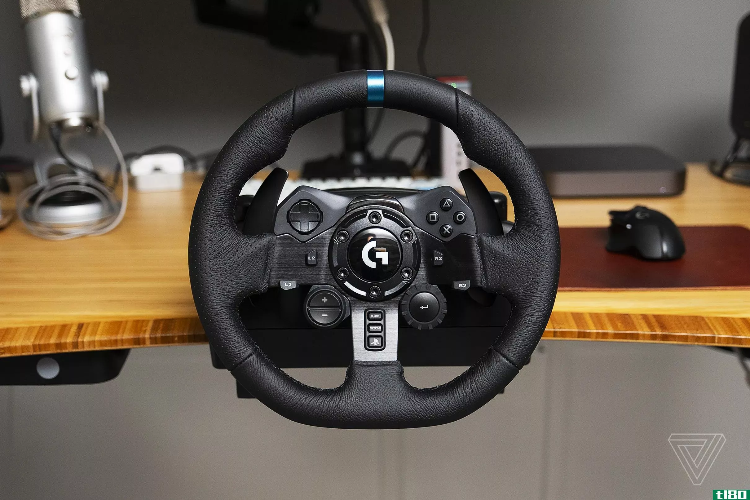 罗技的新g923赛车轮配备了先进的力反馈系统
