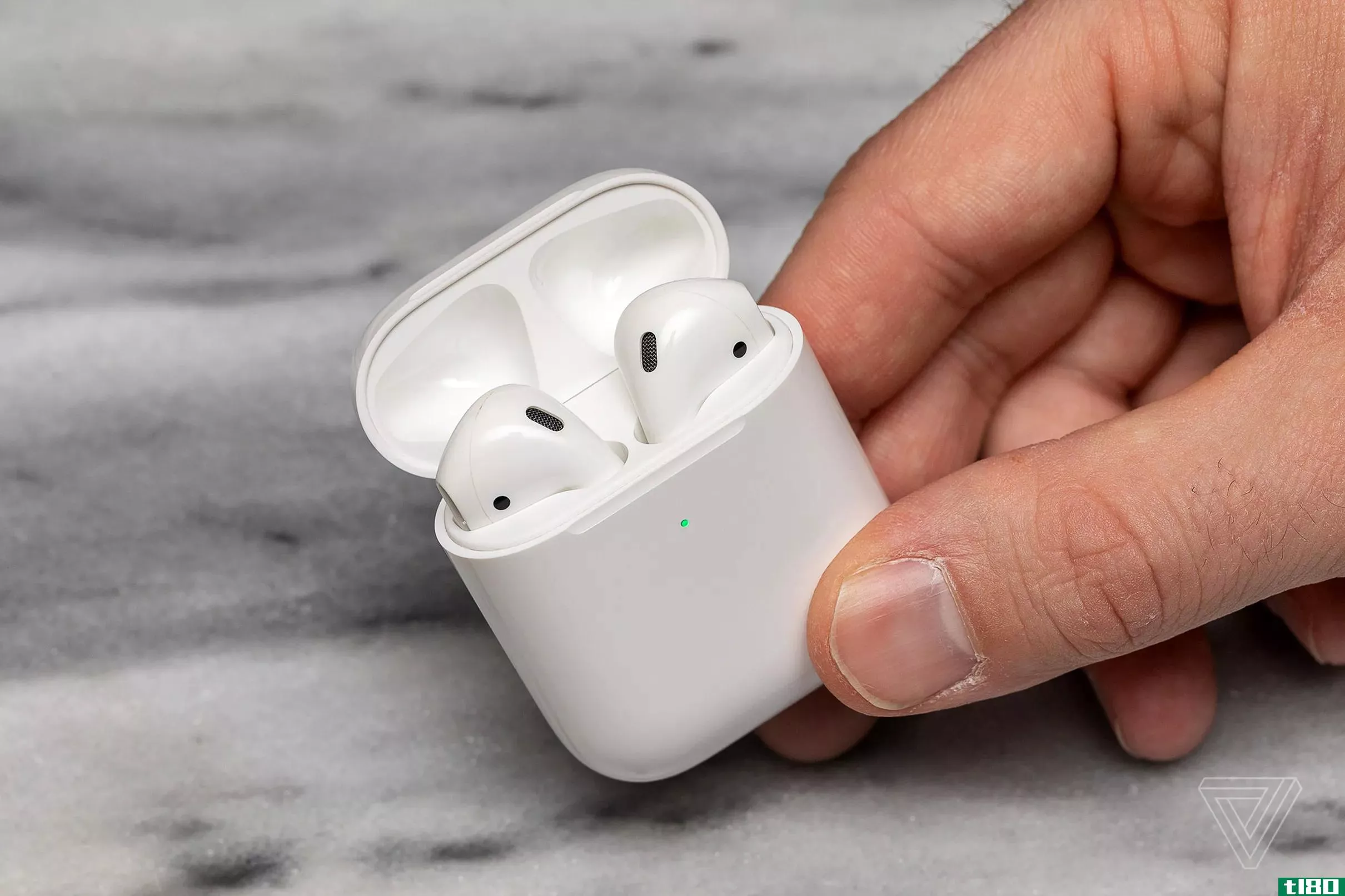 带无线充电盒的苹果airpods在百思买和亚马逊几乎可以优惠50美元