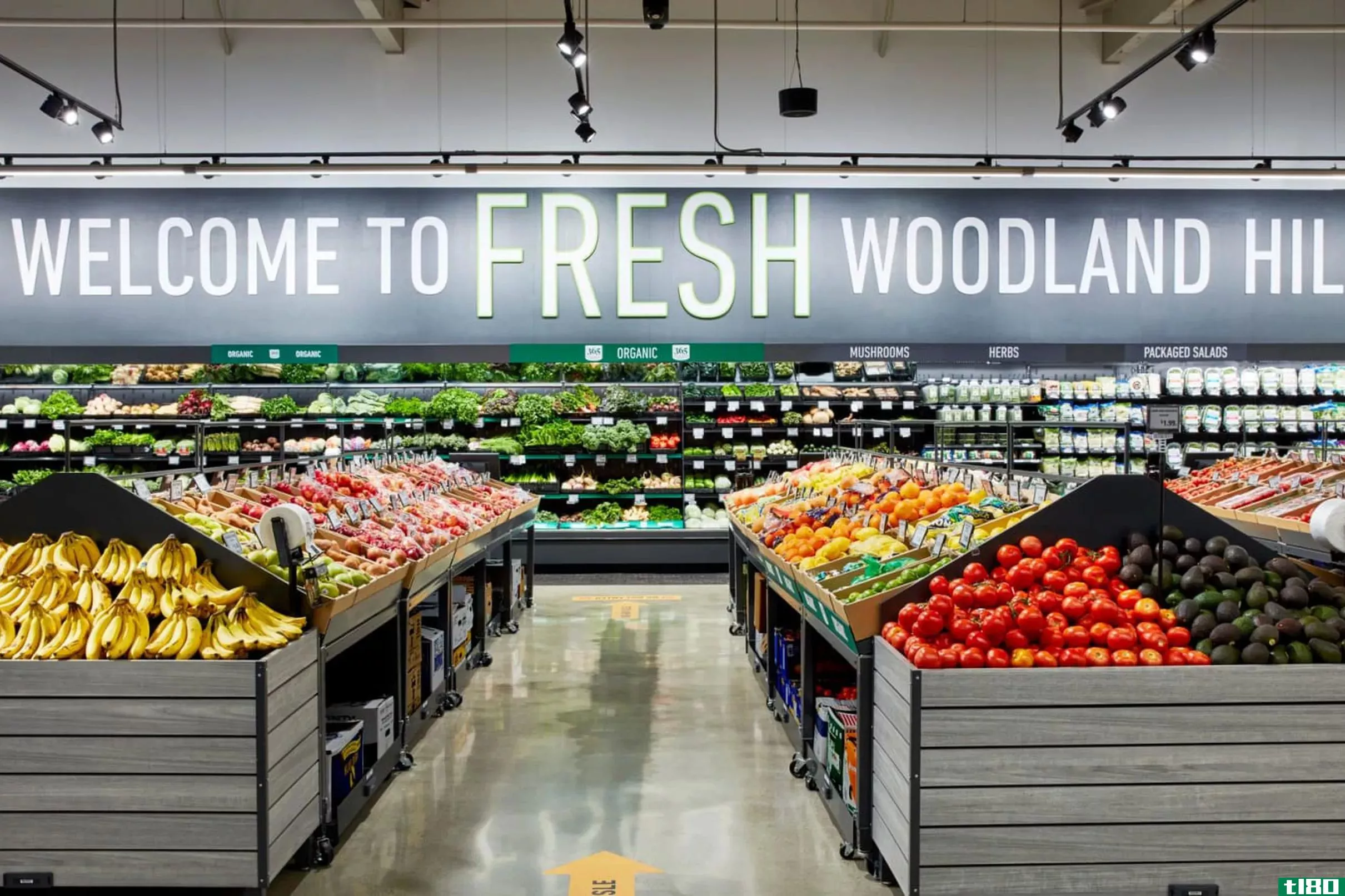 亚马逊的第一家新鲜食品杂货店以高科技购物车开张