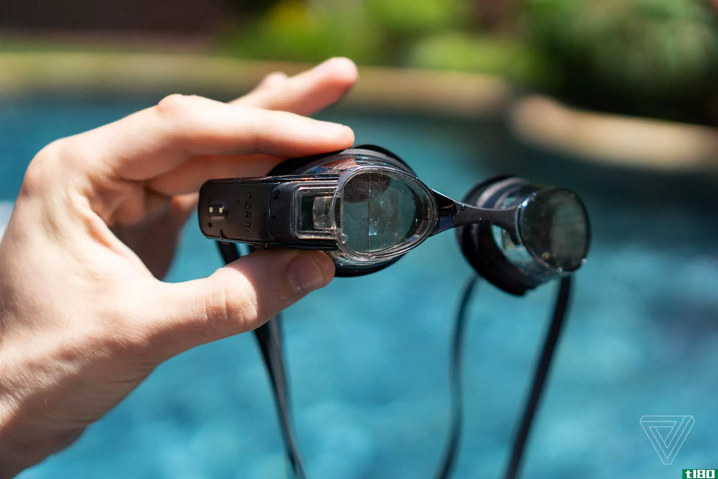 form的智能护目镜现在与gps智能手表配合使用，可以追踪公开水域的游泳情况