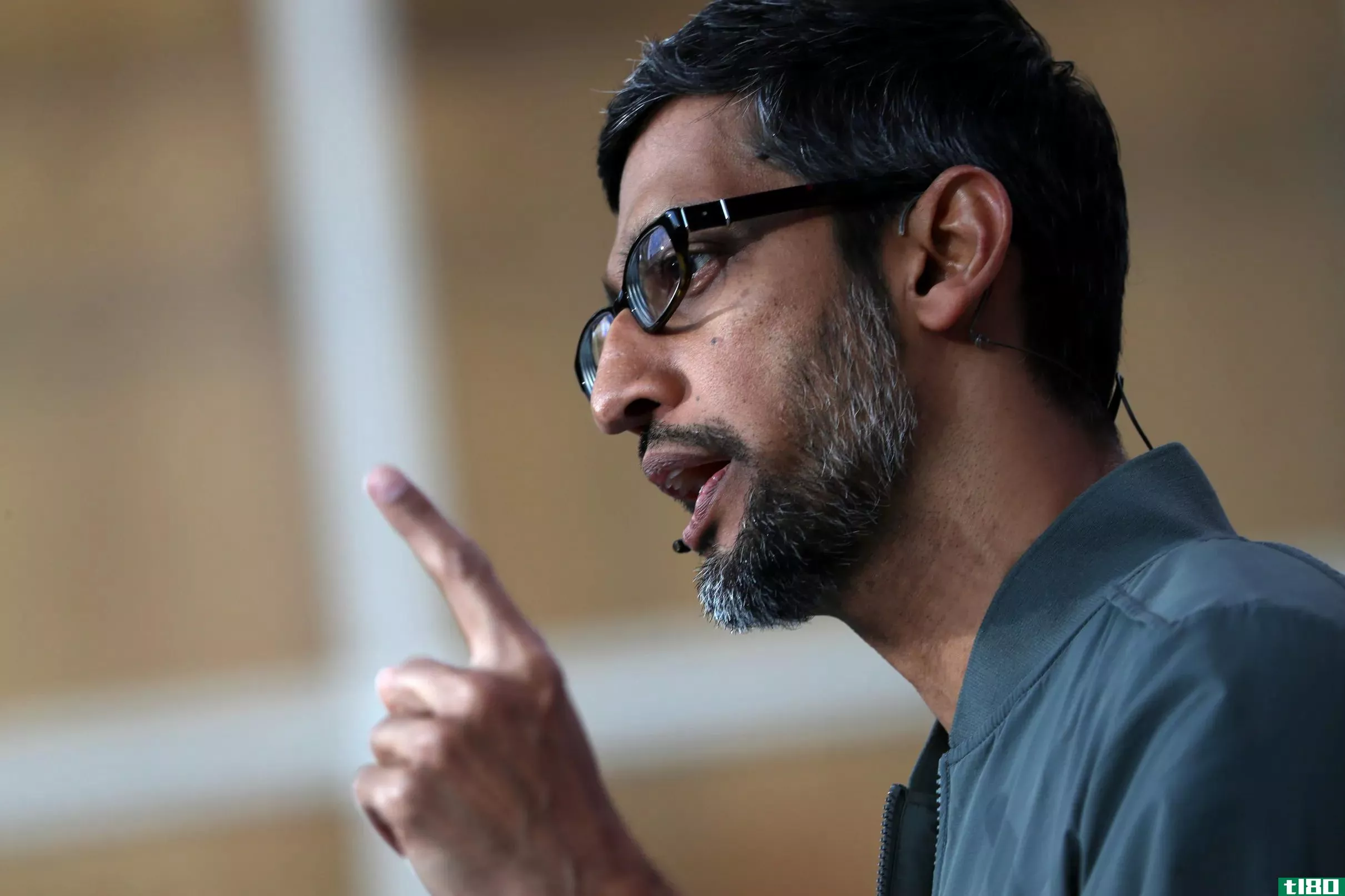 谷歌首席执行官桑达尔·皮查伊（sundar pichai）为蒂姆尼特·盖布鲁（timnit gebru）的争议道歉，但没有为她被解雇道歉