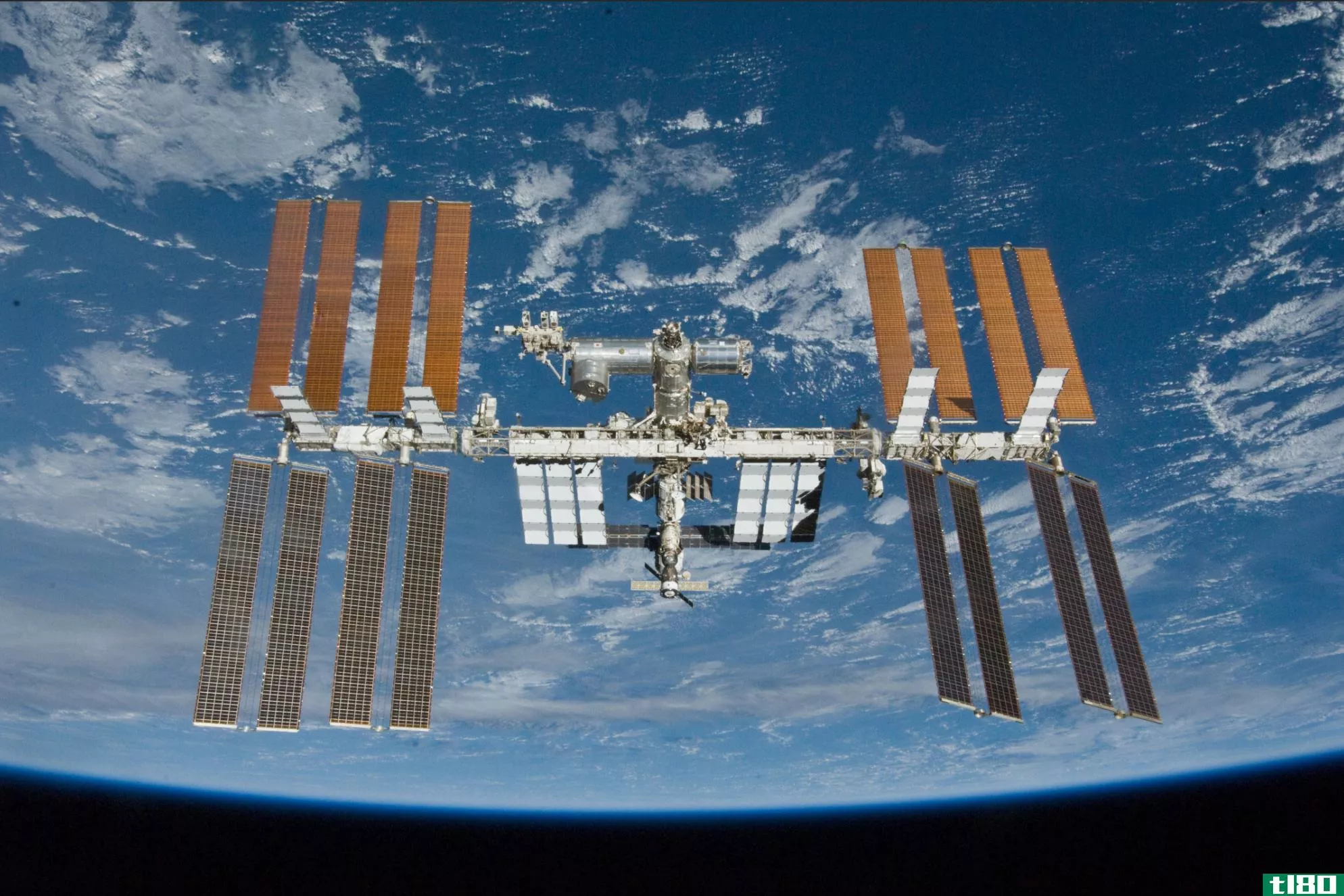 俄罗斯宇宙航空公司说，他们将在2023年把两名游客送到空间站，其中一人将进行太空行走
