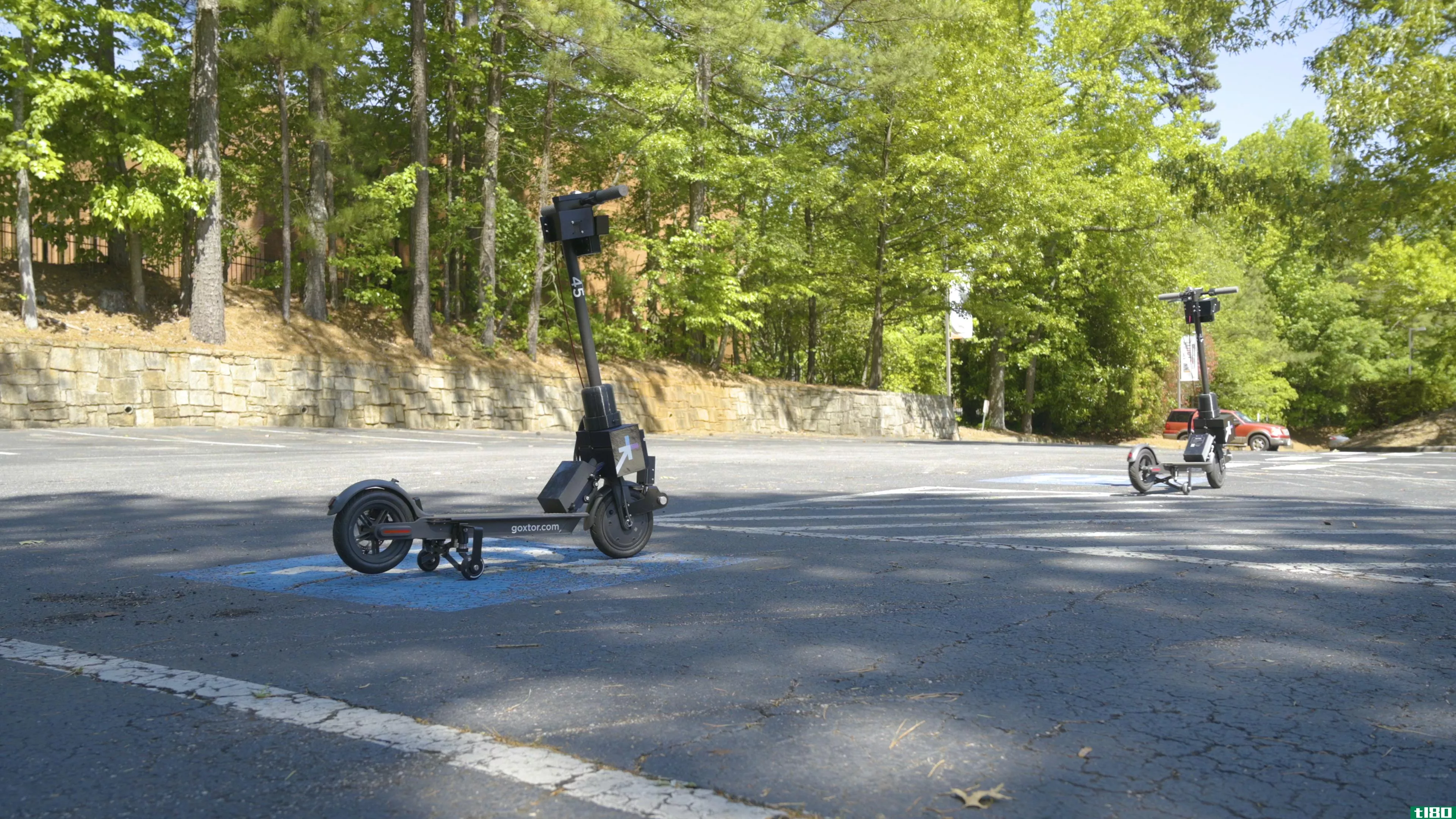 首批遥控电动踏板车抵达佐治亚州的一个办公公园