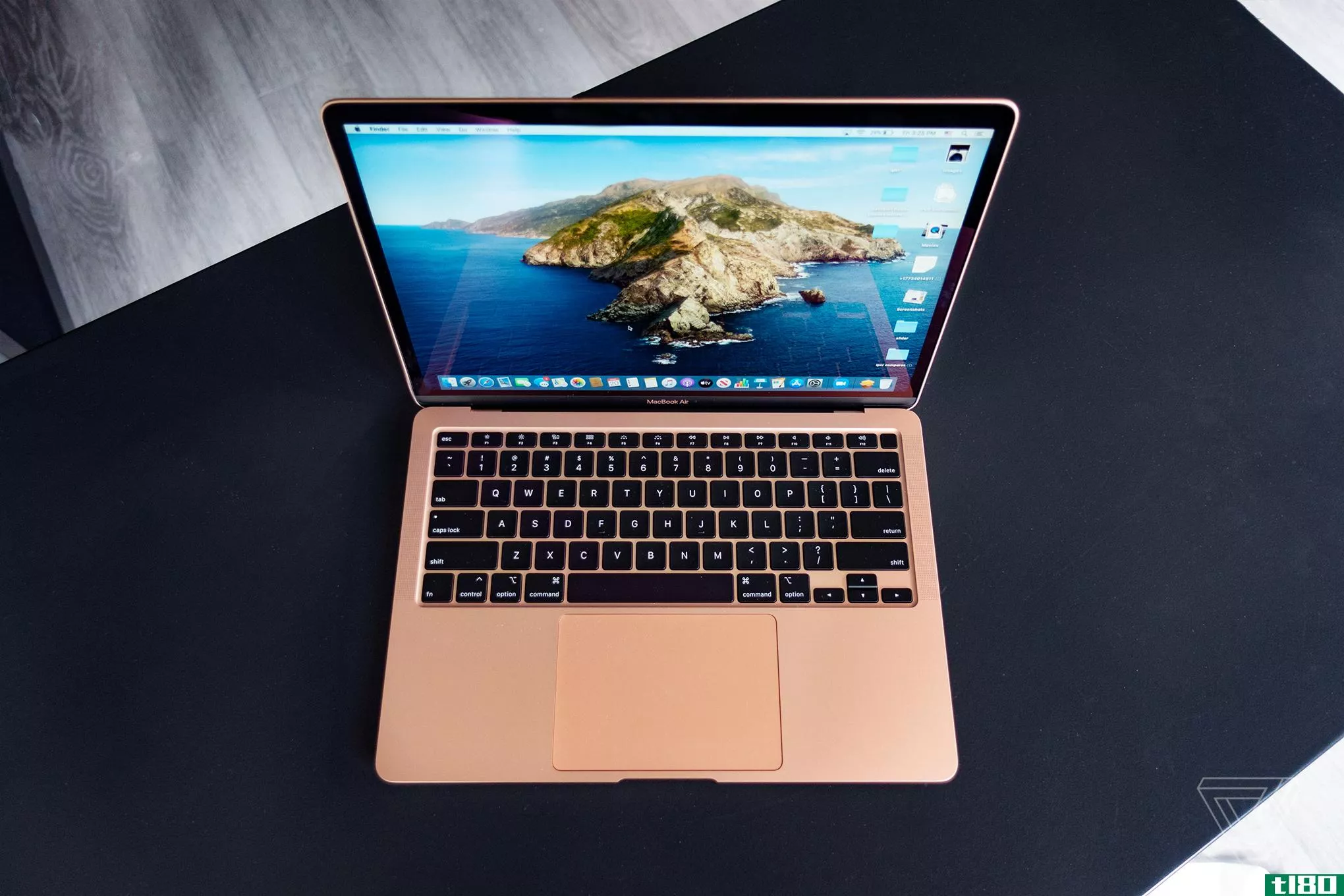据报道，苹果称MacBookAir显示屏上的涂层可能会弄脏屏幕