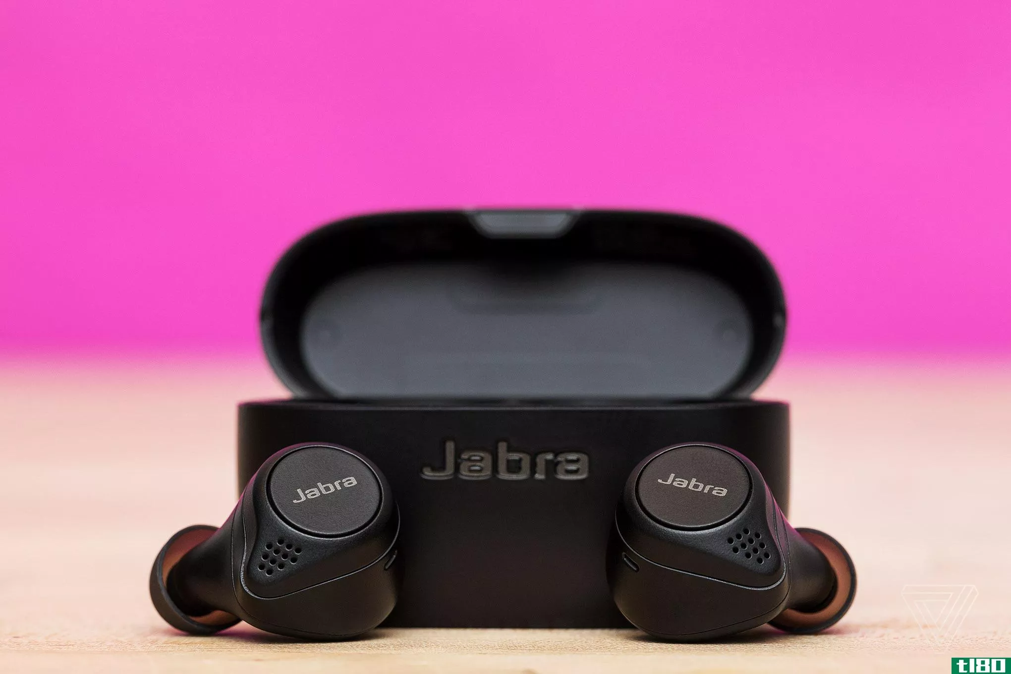 jabra卓越的elite 75t真正无线耳塞在newegg的翻新价为100美元