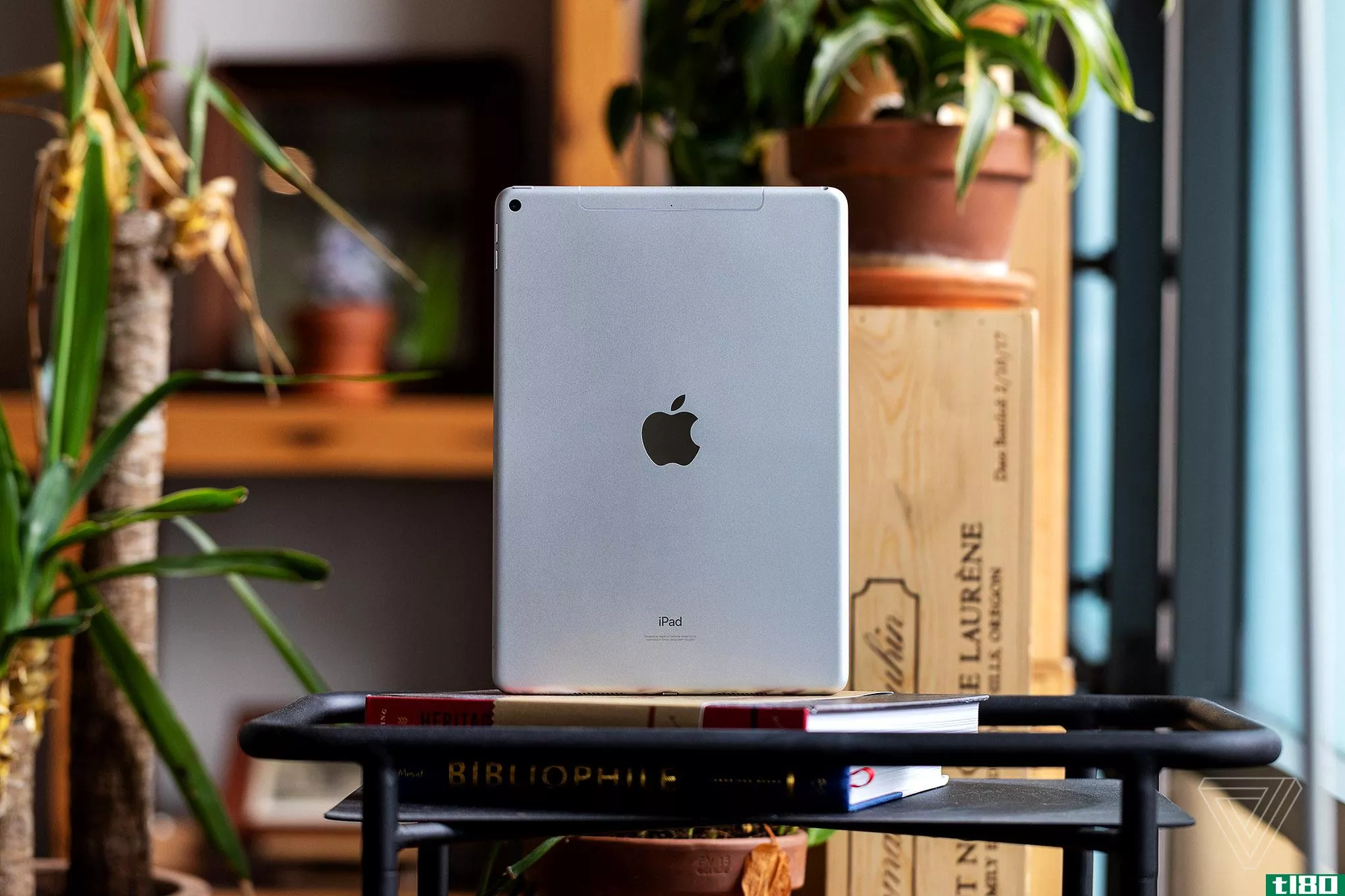 苹果将在学生购买macbook air或ipad air时提供免费airpods