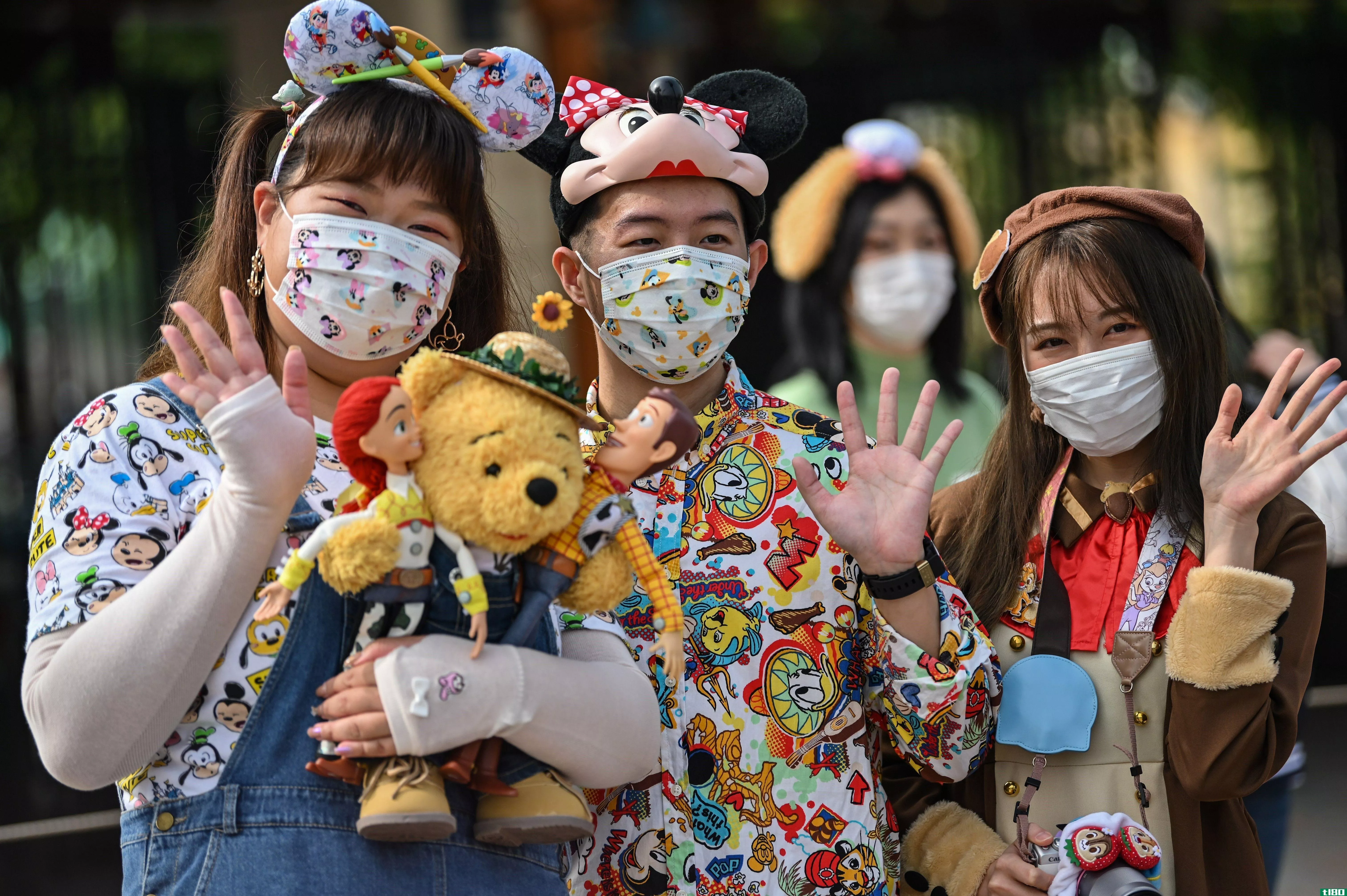 上海迪士尼乐园重新开放，强制戴口罩和社交距离