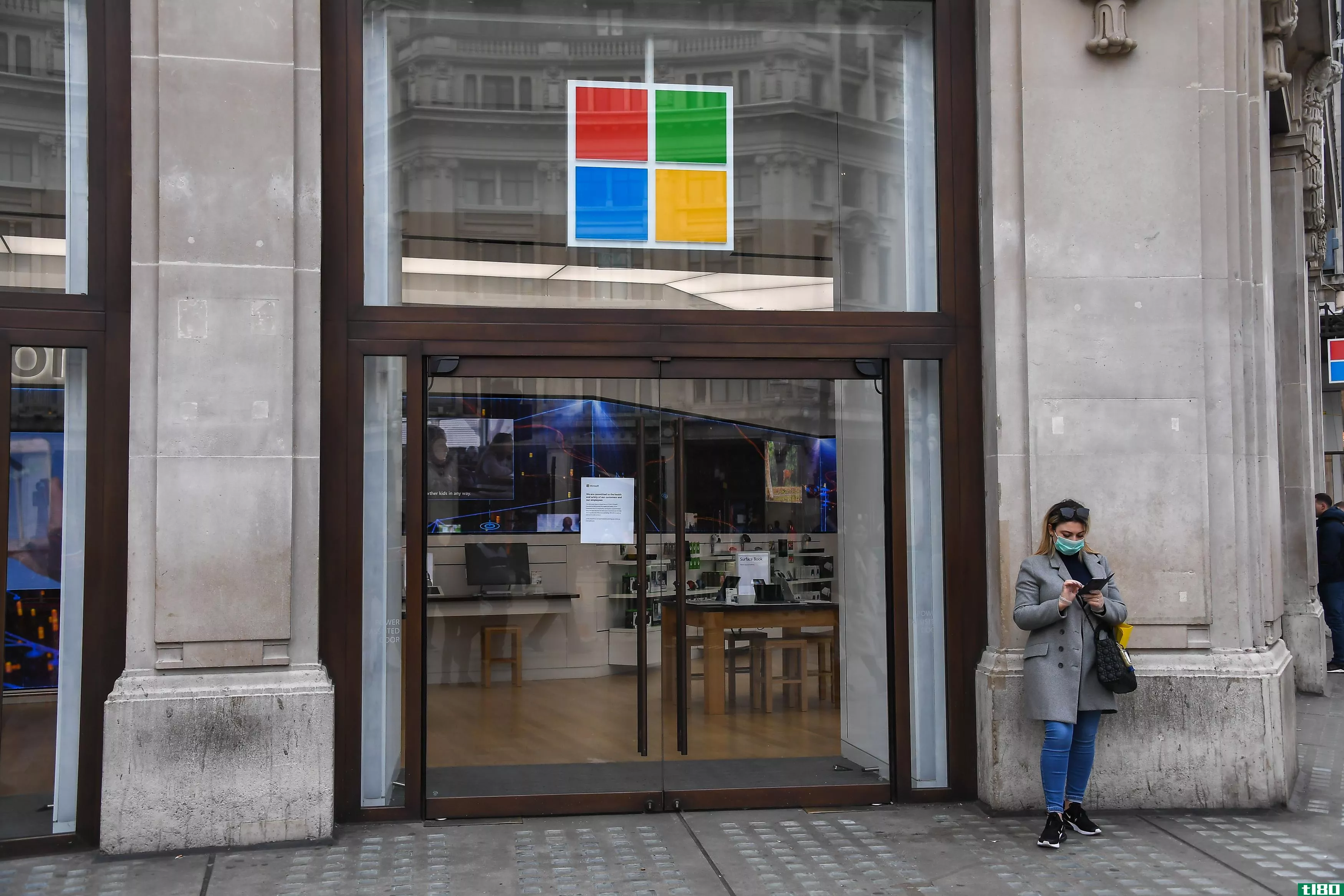 随着苹果和百思买继续重新开张，微软的商店仍然关闭