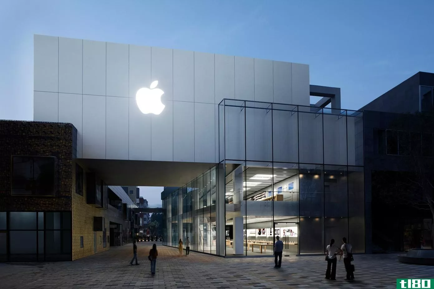 苹果将在2月14日重新开放其在北京的五家分店，时间有限