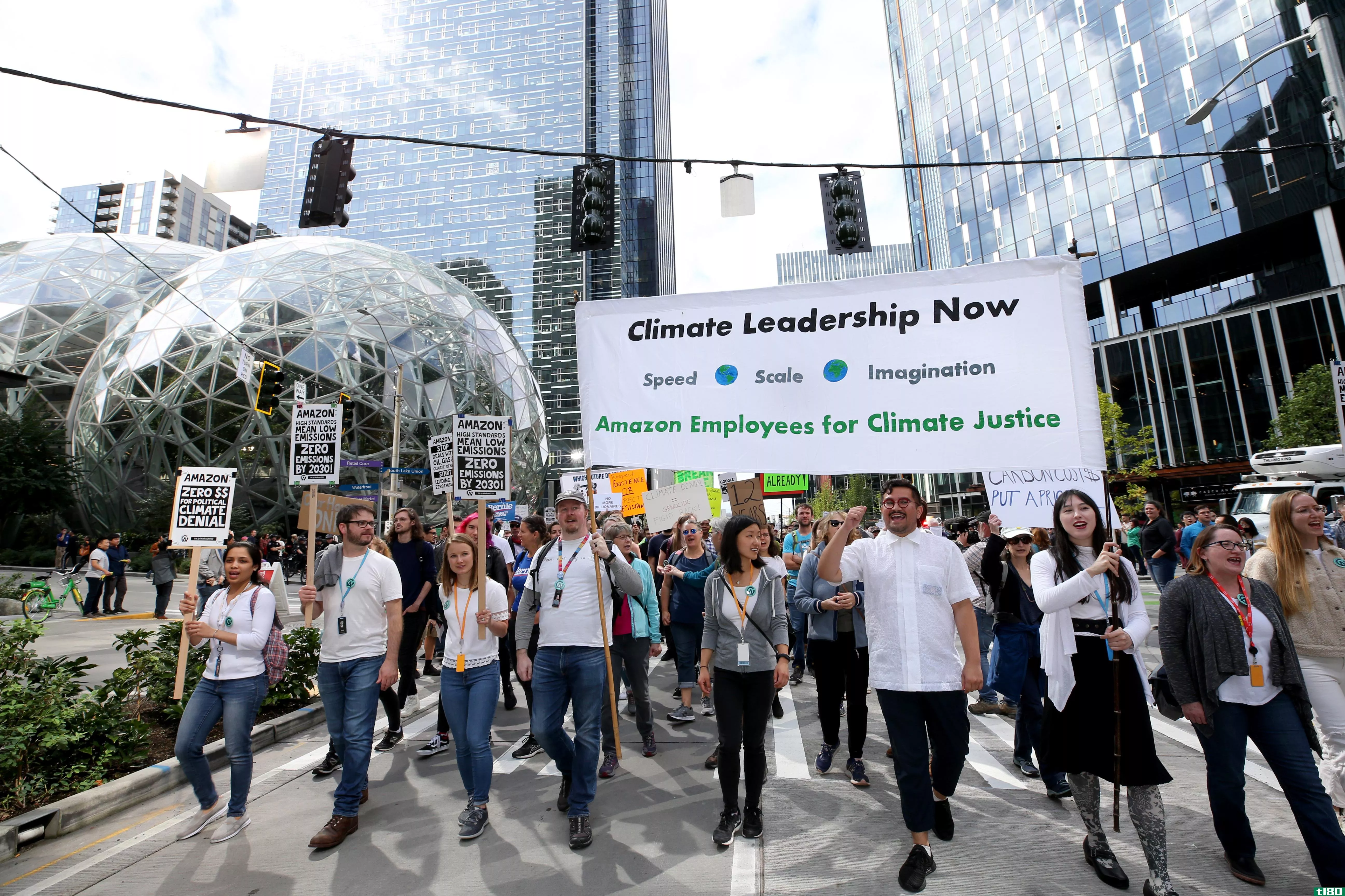 亚马逊数百名员工批评亚马逊的气候变化政策，使工作面临风险
