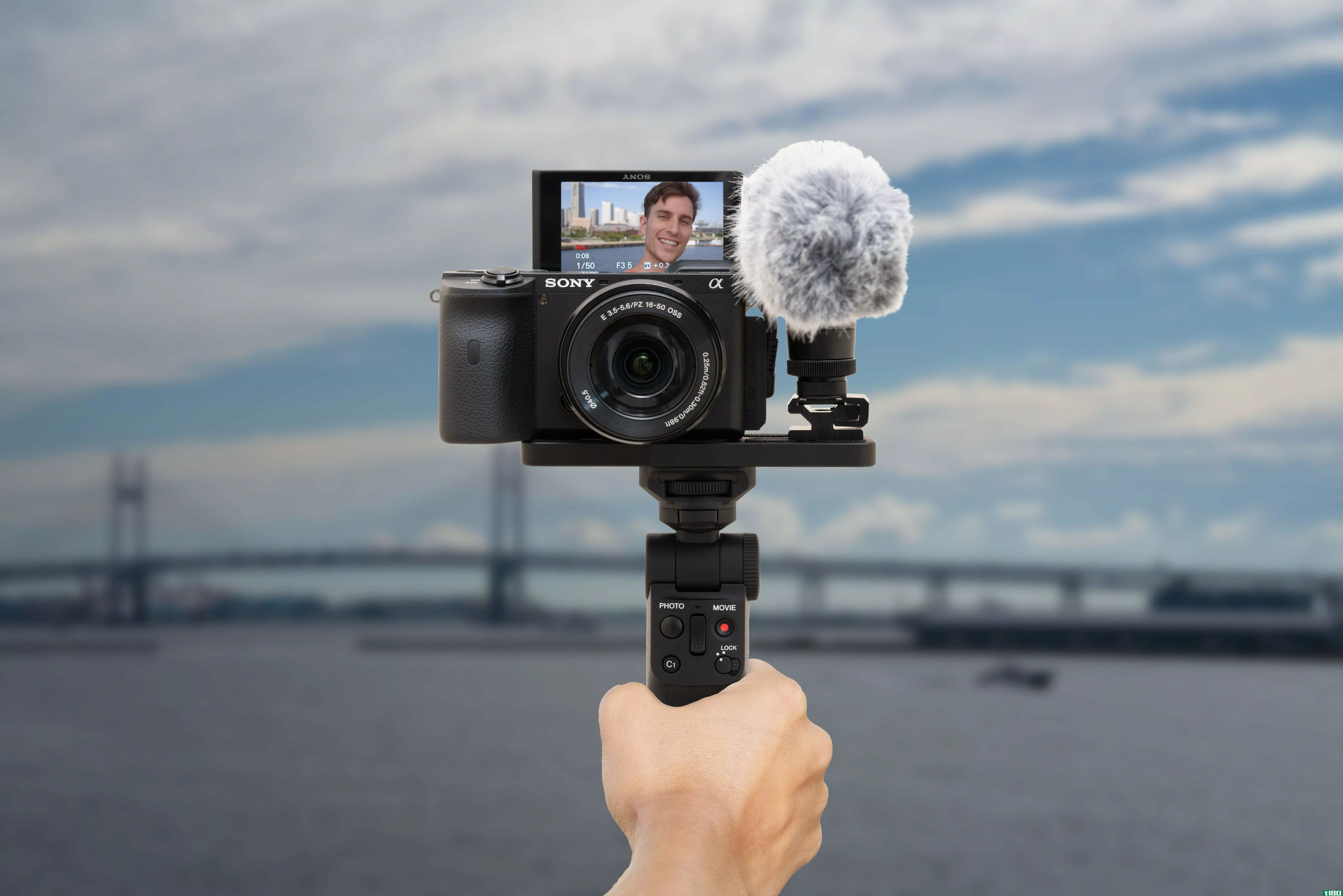 索尼推出新的无线相机抓地力，使它更容易vlog