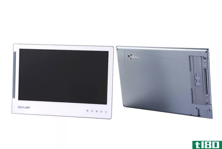 lap1302上的gechic为您的智能手机提供了两个屏幕和一堆电缆，售价229.99美元