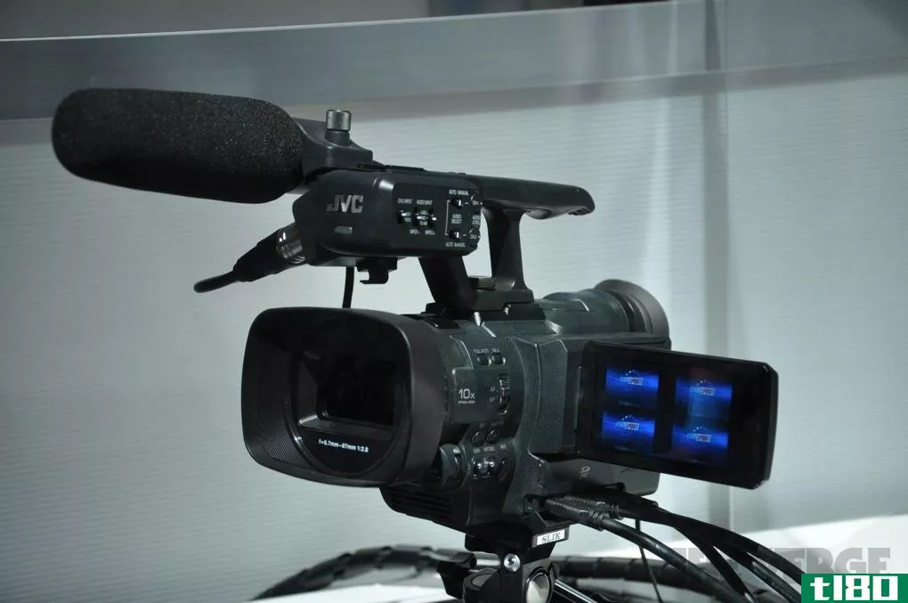 jvc推出gy-hmq10手持式4k摄像机，3月份售价4995美元