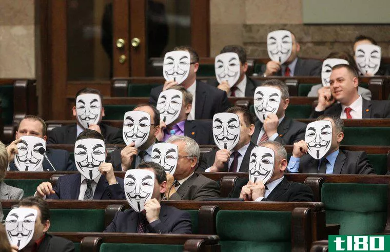 波兰立法者用匿名的盖伊福克斯面具抗议acta