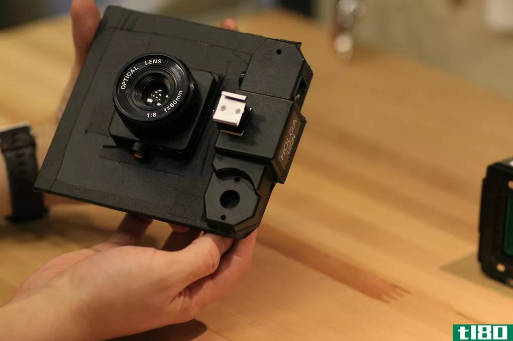 25000美元的数码相机搭配25美元的holga相机进行实验
