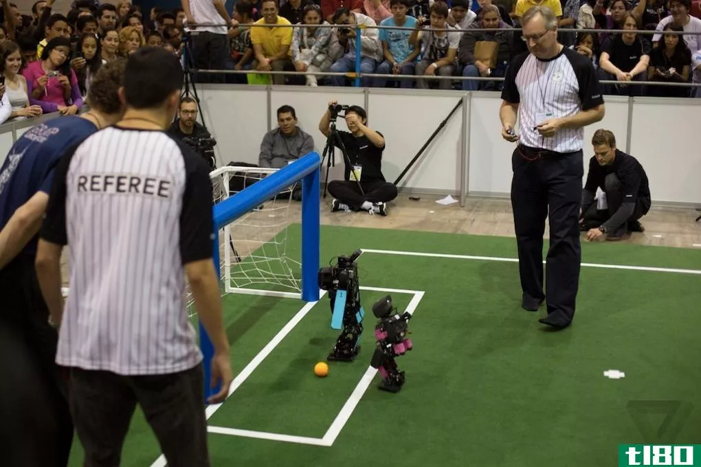 达尔文团队赢得了第二个机器人世界杯，波恩的nimbro获得了最佳人形奖