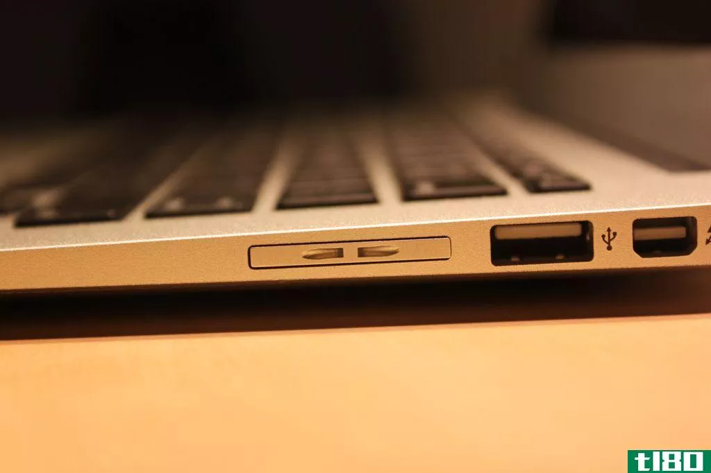 漂亮的迷你硬盘将macbook sd卡端口转换为半永久备份存储