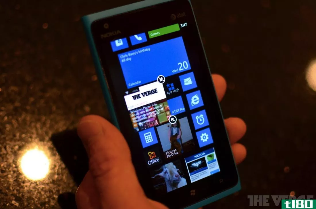 诺基亚lumia 900上的windows phone 7.8启动屏幕，是照片和视频的早期外观