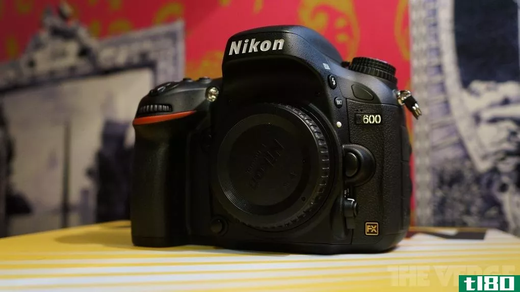 尼康推出了d600，这是它最小、最轻、最便宜的全画幅单反相机