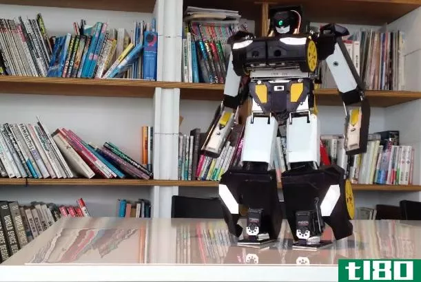 这个3d打印的机器人像汽车人一样行走、射击和变换