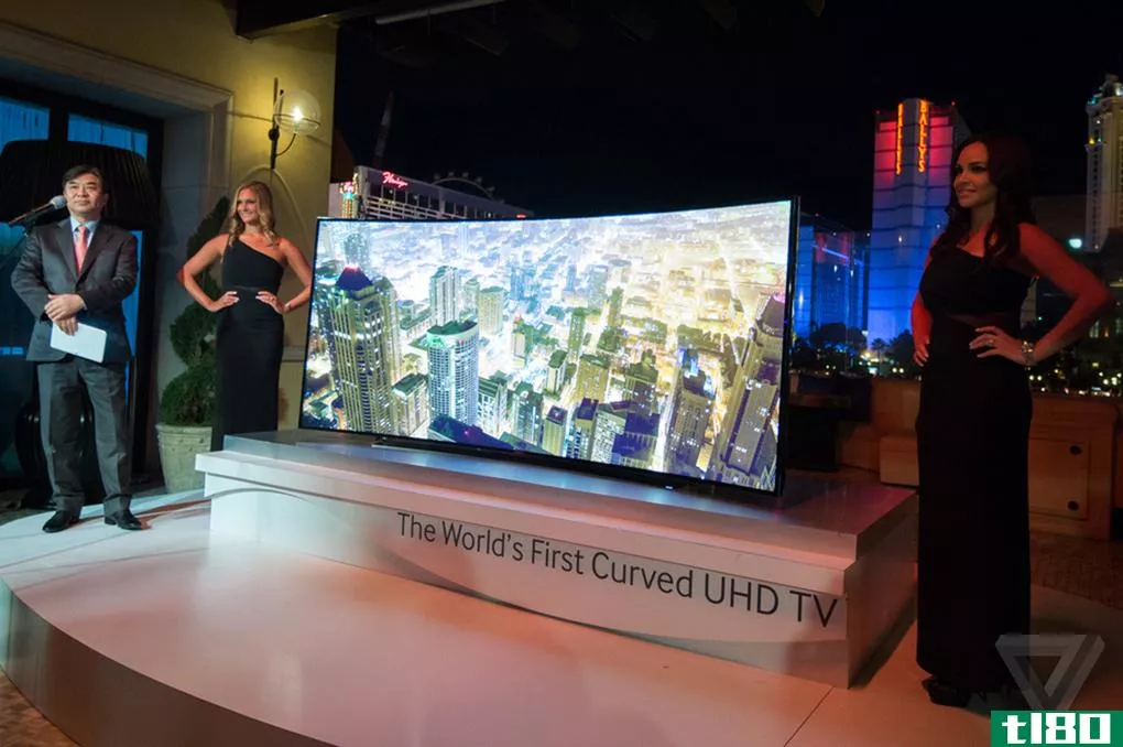三星（samsung）展示了一款狂野的可弯曲电视原型机及其弯曲的105英寸超高清电视