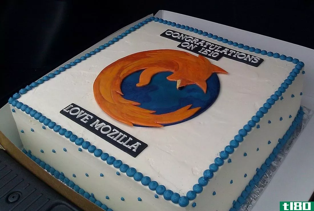 internet explorer和firefox团队以送蛋糕的传统庆祝新版本