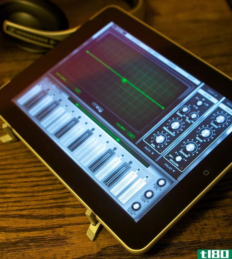 Animoog2.0允许你倾斜你的ipad来制作音乐，录制到一个内置的四声道