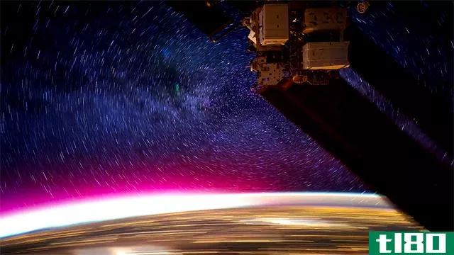 看看这个：“夜晚从国际空间站看到的景色”，这是一个视觉上和情感上令人惊叹的空间景观